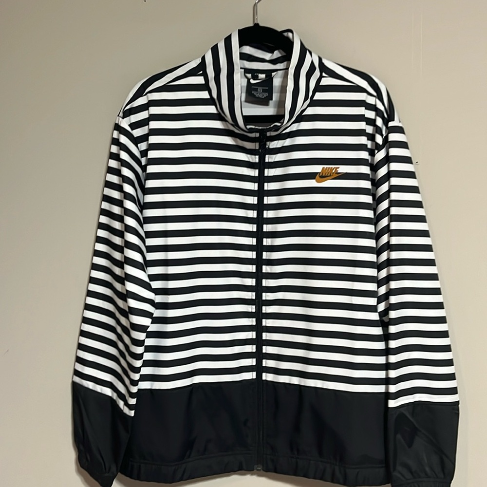 Nike Woman Nylon sport jacket Navy and white stripe. Size 1X new w/o tags.